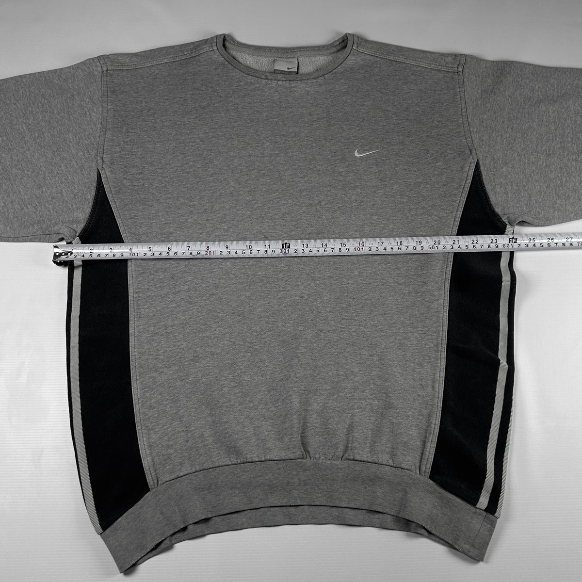 L - Vintage 2000's Nike Sweatshirt