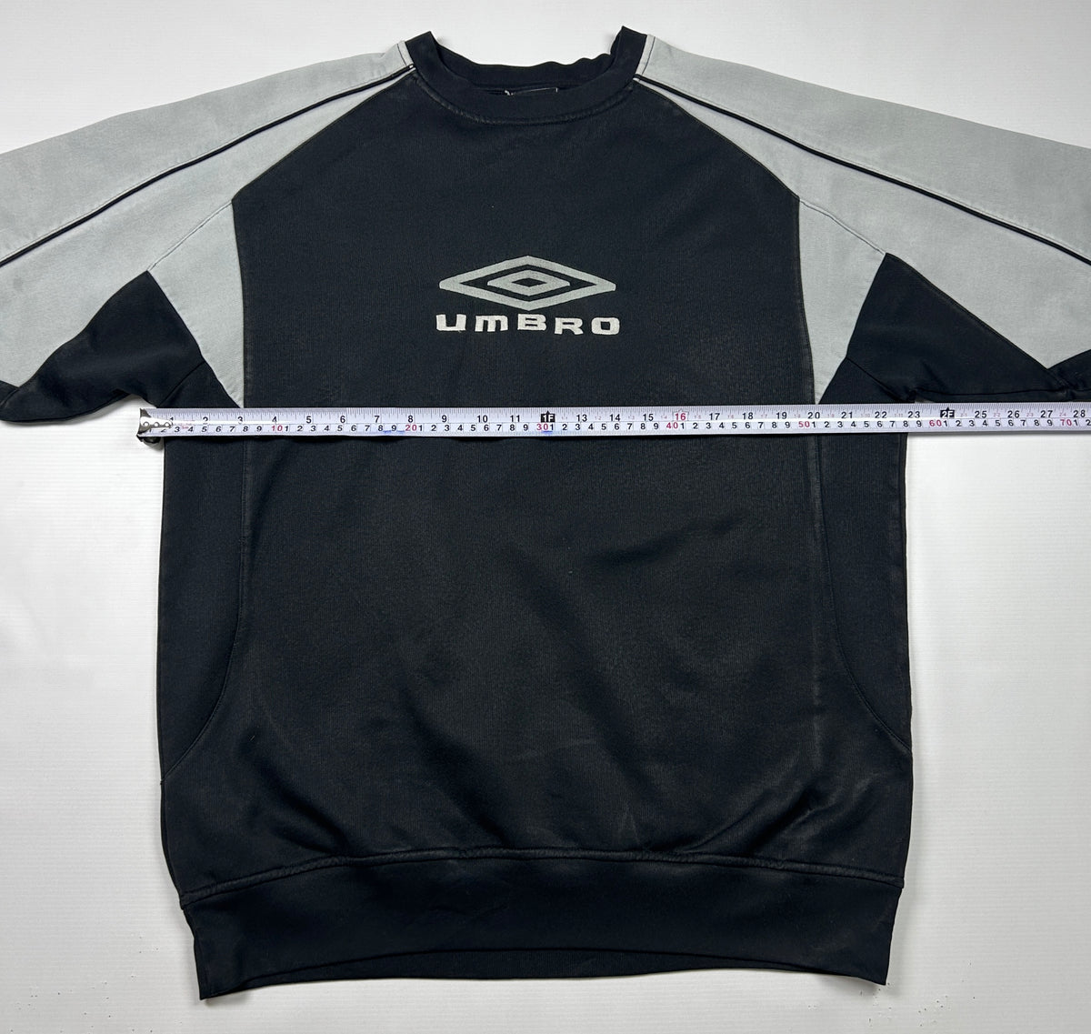 L - Vintage 1990's Umbro Centerd Diamond Logo Sweatshirt