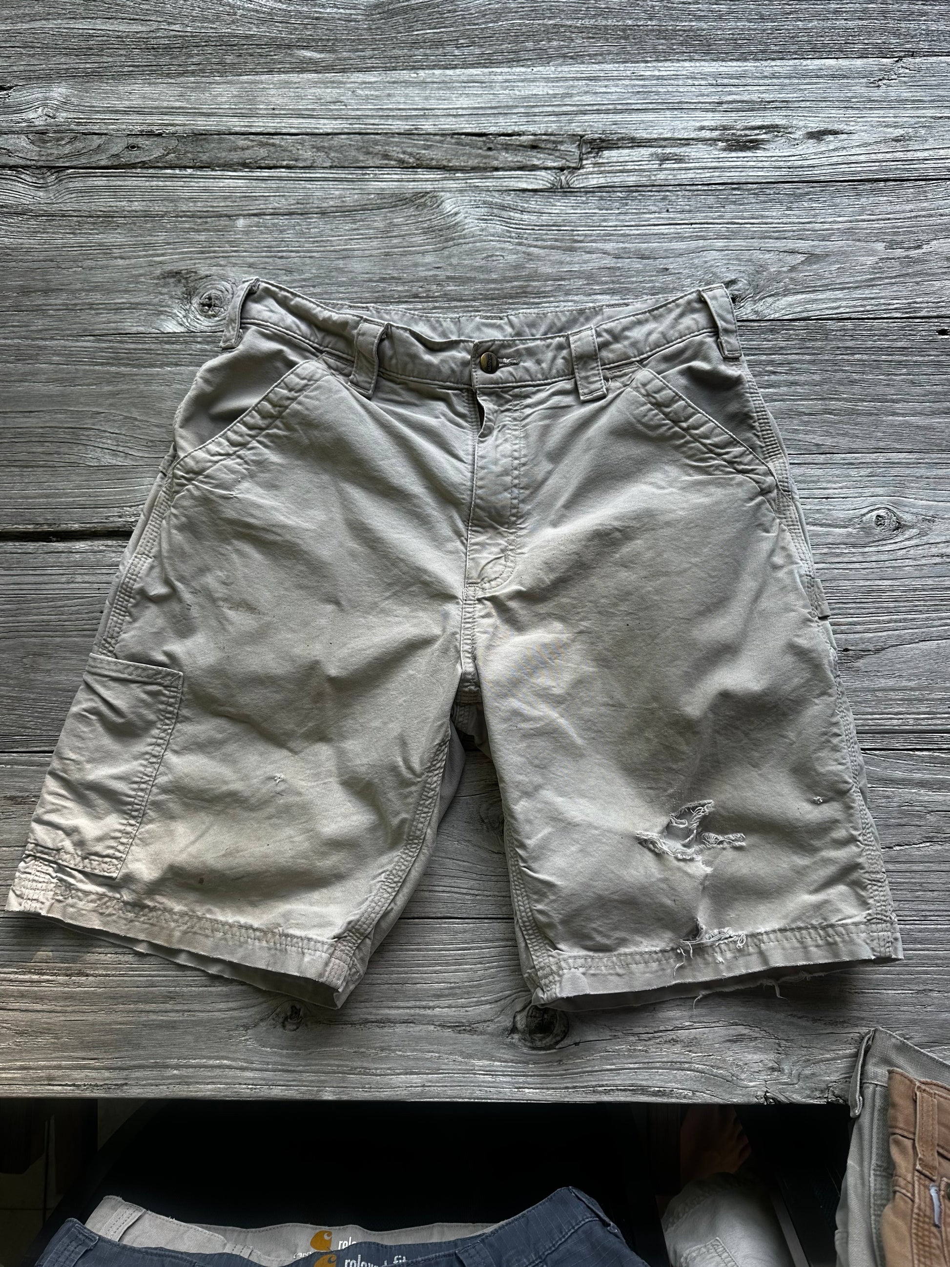 32 - Carhartt Shorts