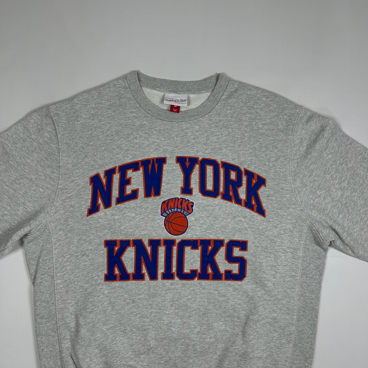 M - Vingage 1990's Mitchell & Ness New York Knicks Grey Crewneck Sweatshirt