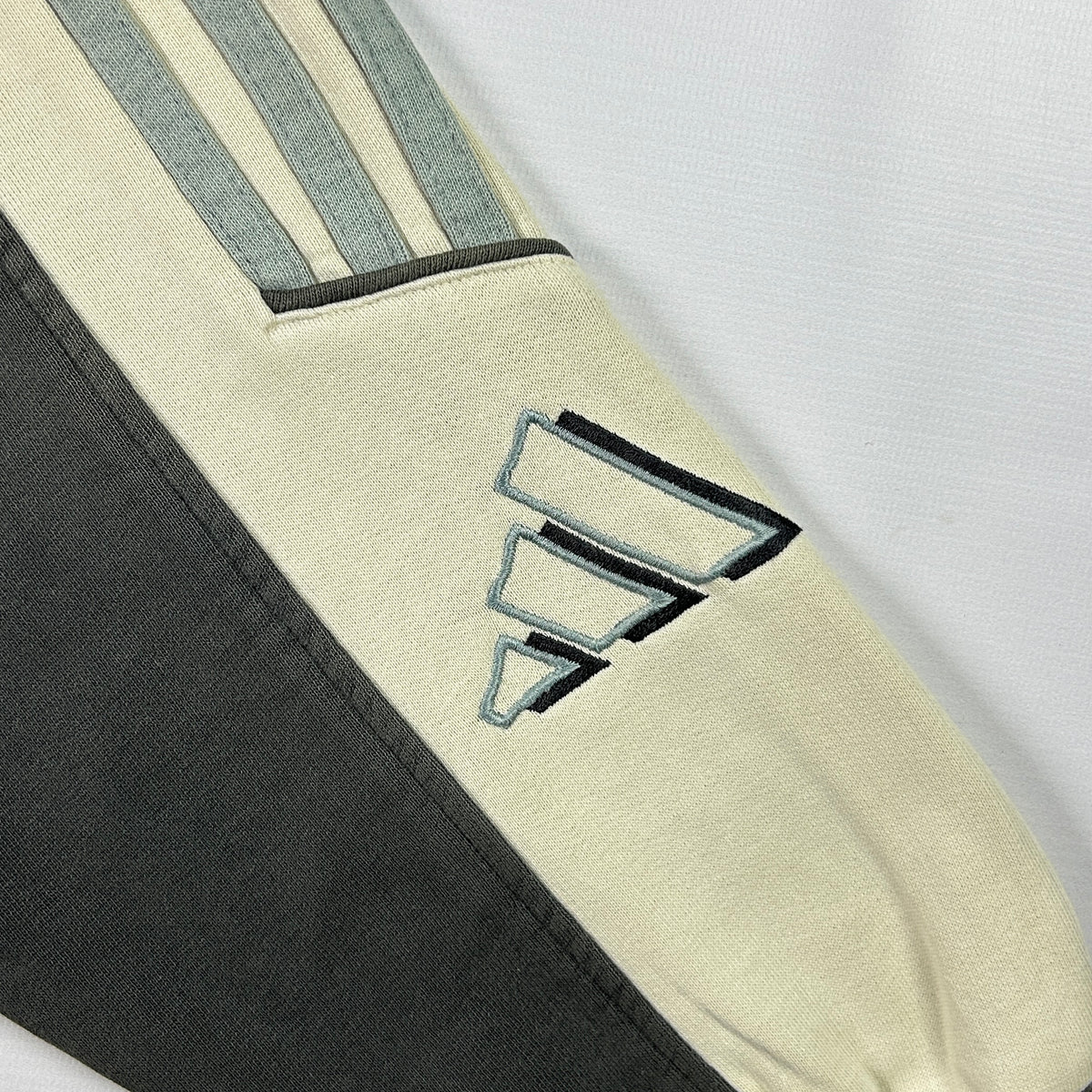 M - Vintage 2000's Adidas Sweatshirt