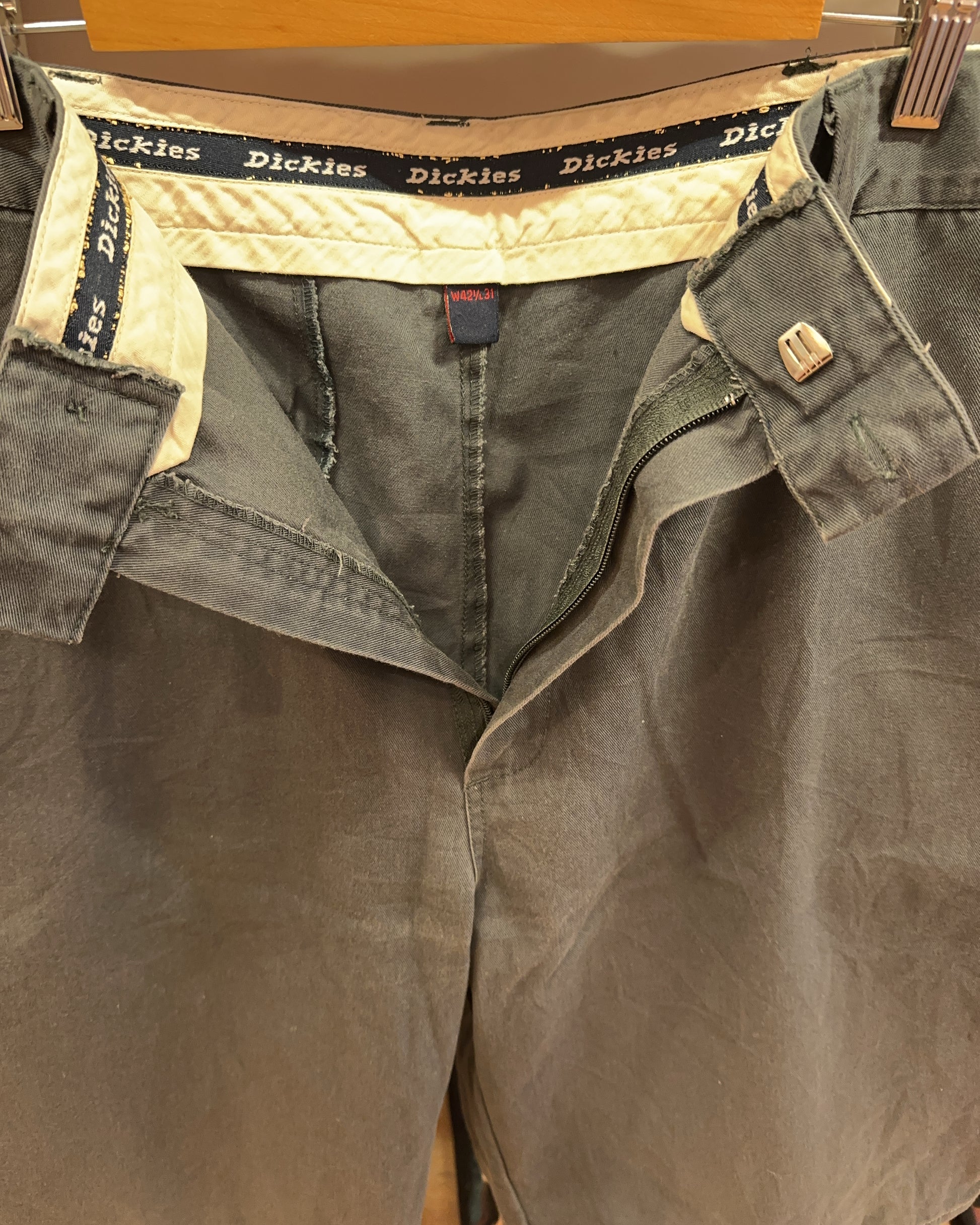 42 - Dickies Shorts Broken Zipper