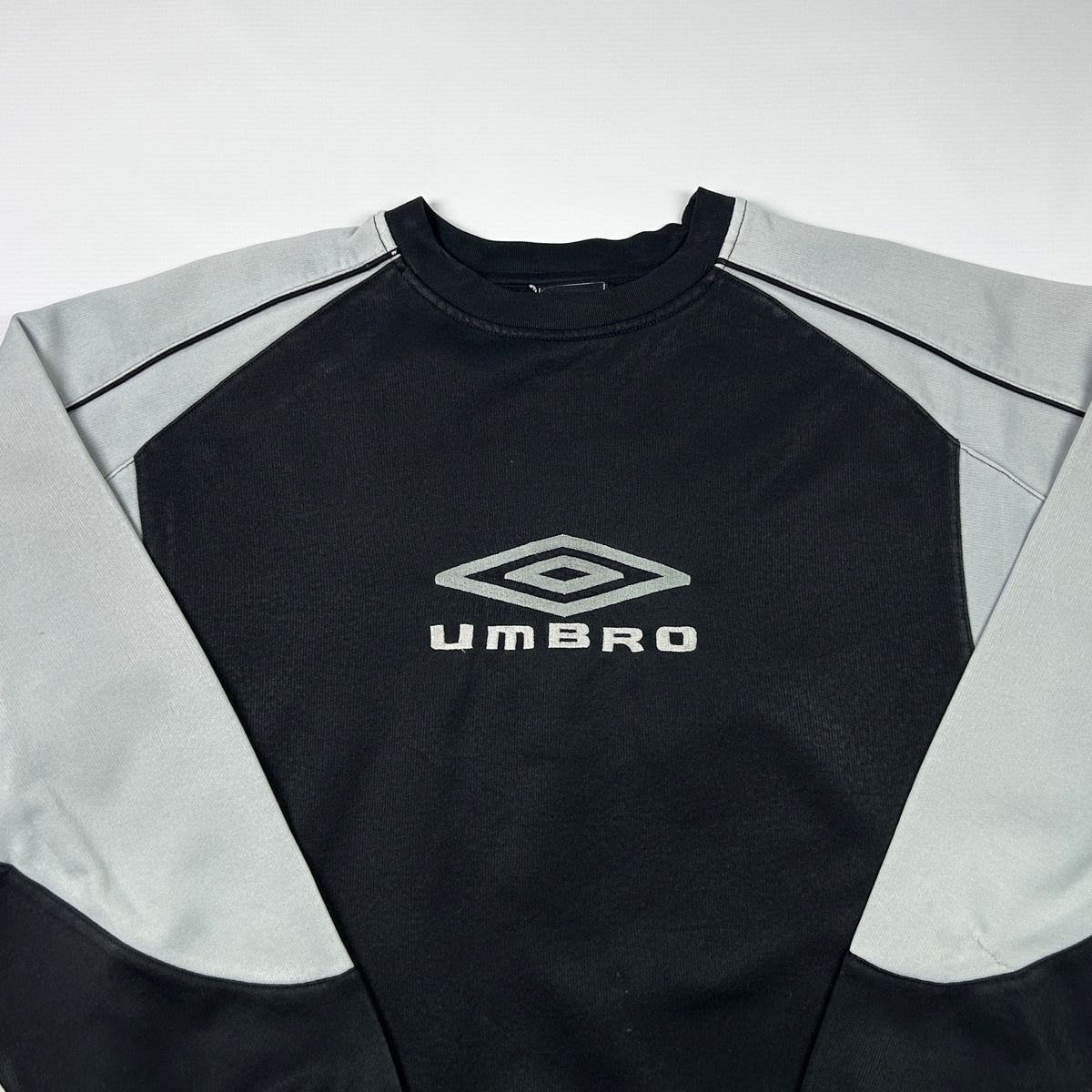L - Vintage 1990's Umbro Centerd Diamond Logo Sweatshirt