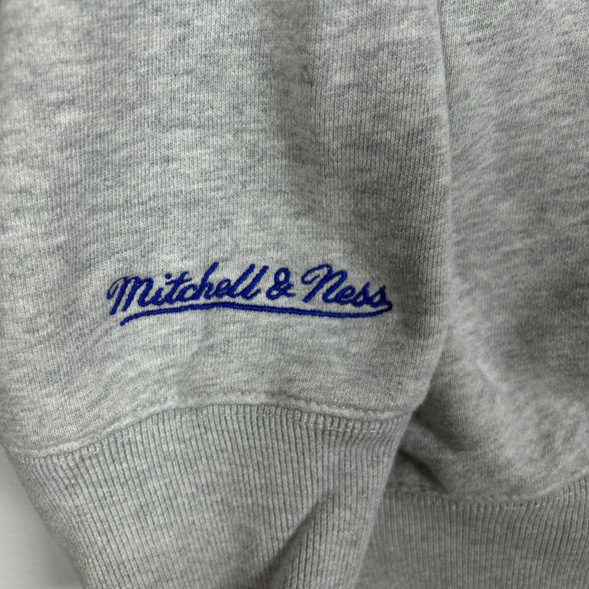 M - Vingage 1990's Mitchell & Ness New York Knicks Grey Crewneck Sweatshirt
