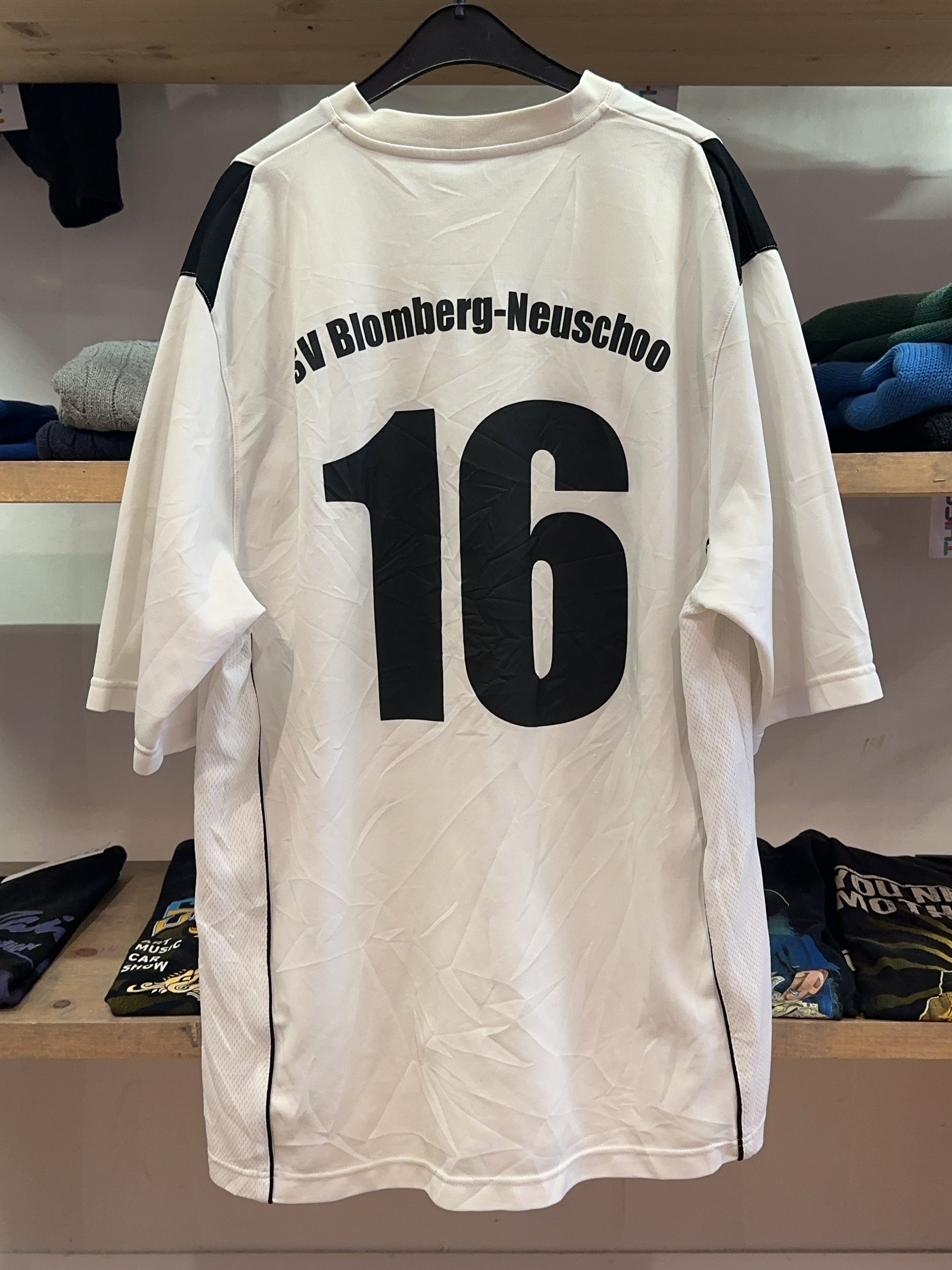L - SV Blomberg-Neuschoo Masita Home Football Shirt 16