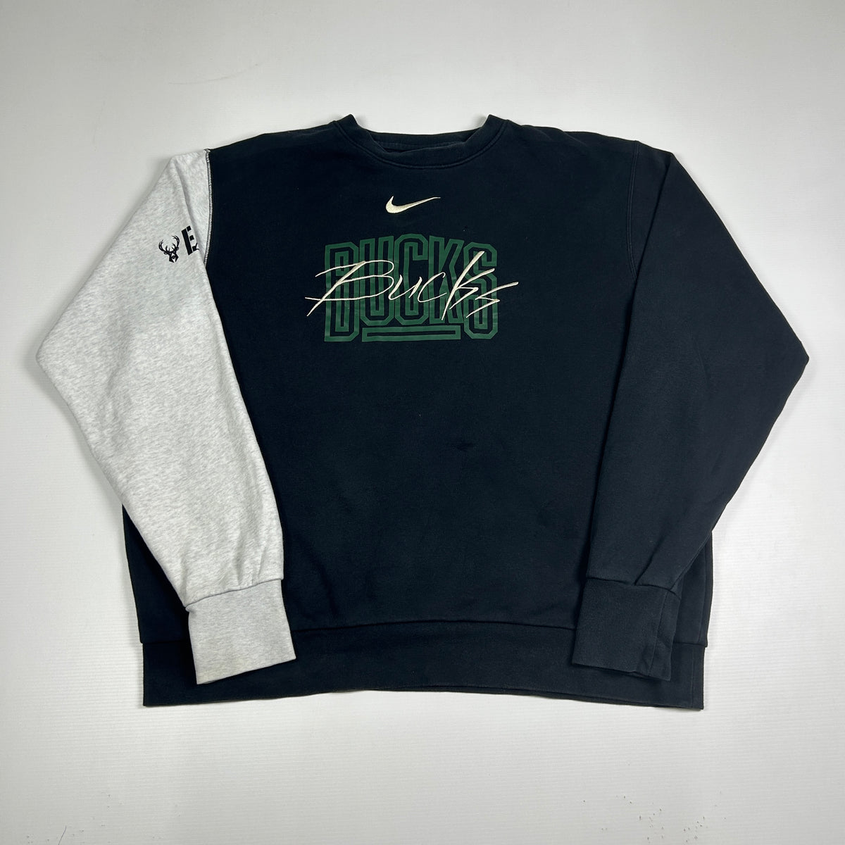 L - 2010's Nike NBA Milwaukee Bucks Crewneck Sweatshirt