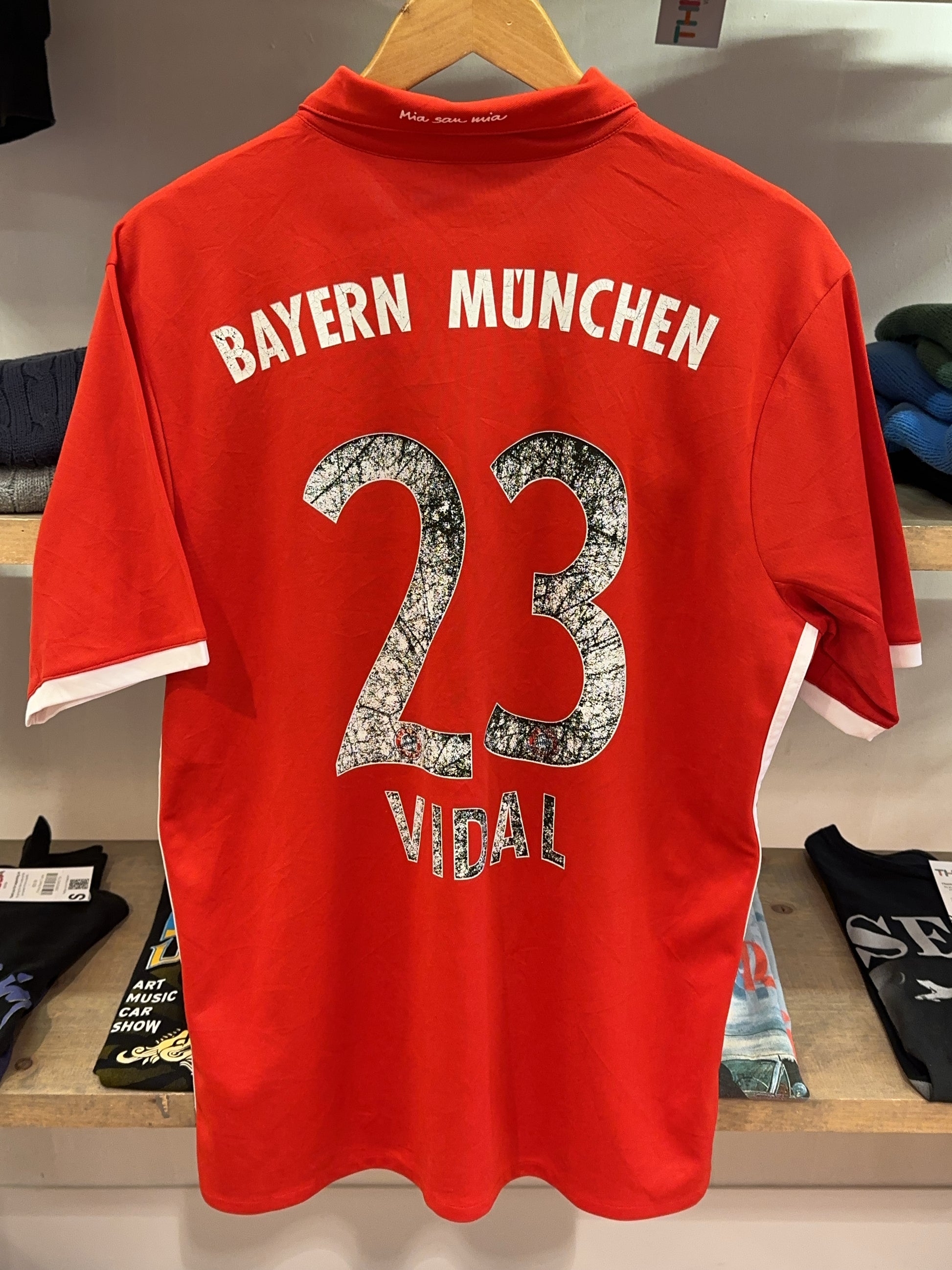 L - 2016-2017 FC Bayern München Adidas Home Football Shirt Arturo Vidal 23