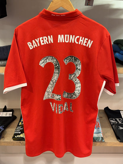 L - 2016-2017 FC Bayern München Adidas Home Football Shirt Arturo Vidal 23