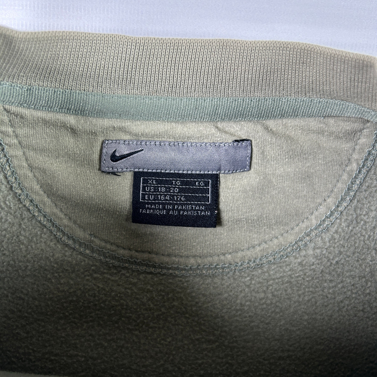 M - 2000's Nike Olive Green Long Sleeve Crewneck T-Shirt