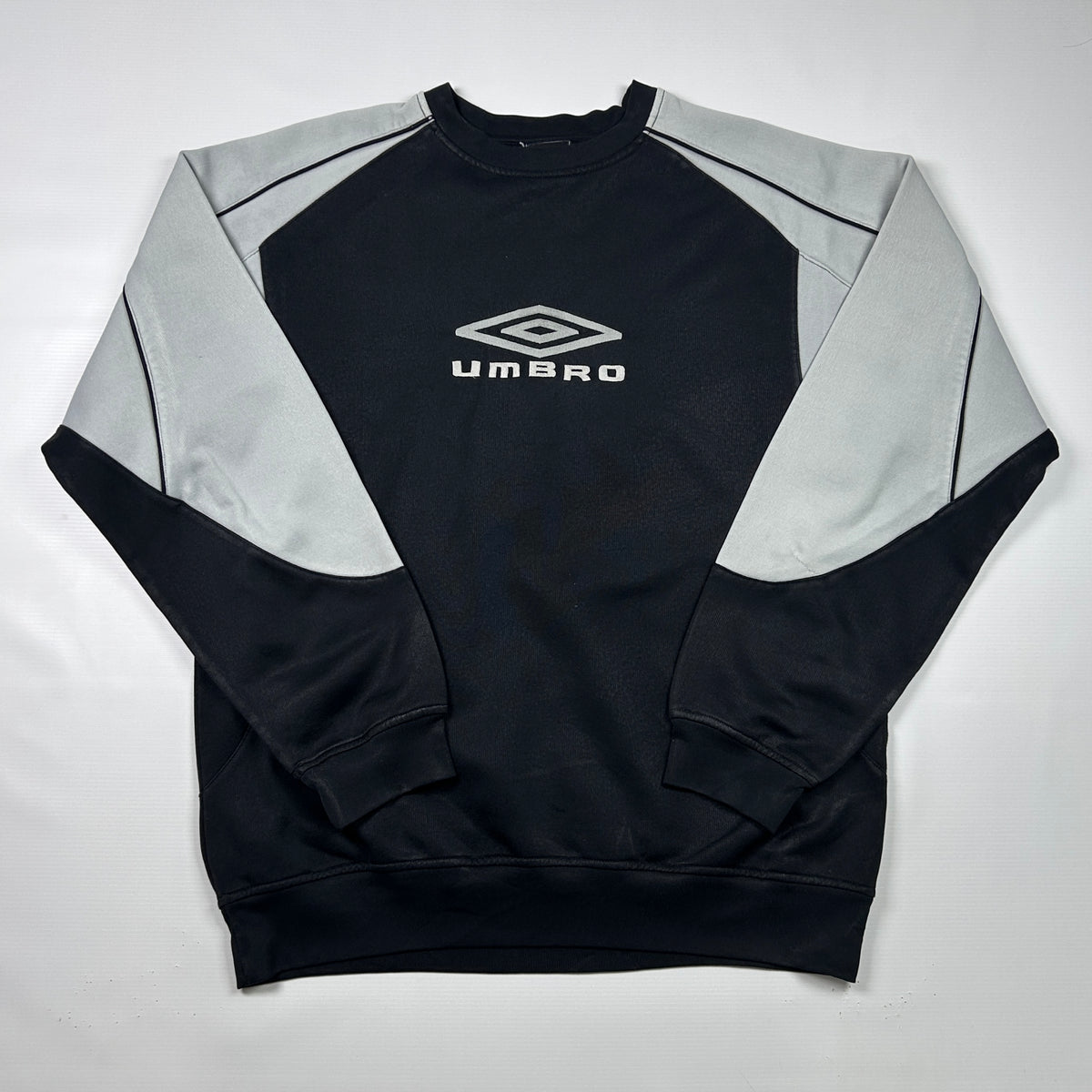 L - Vintage 1990's Umbro Centerd Diamond Logo Sweatshirt